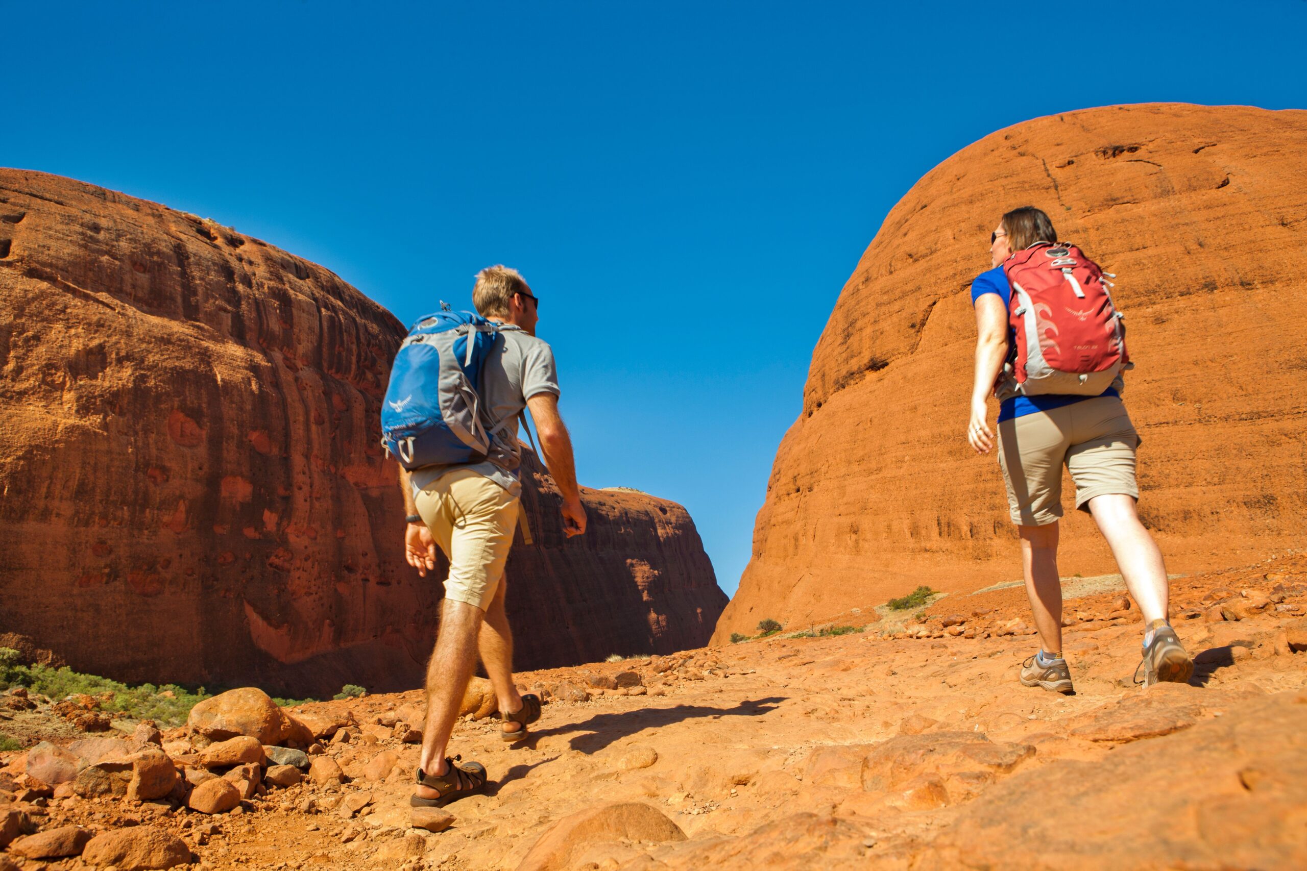 131162-35_Couple exploring Kata Tjuta_TNT_Paddy Pallin 131162-35_Couple exploring Kata Tjuta_TNT_Paddy Pallin